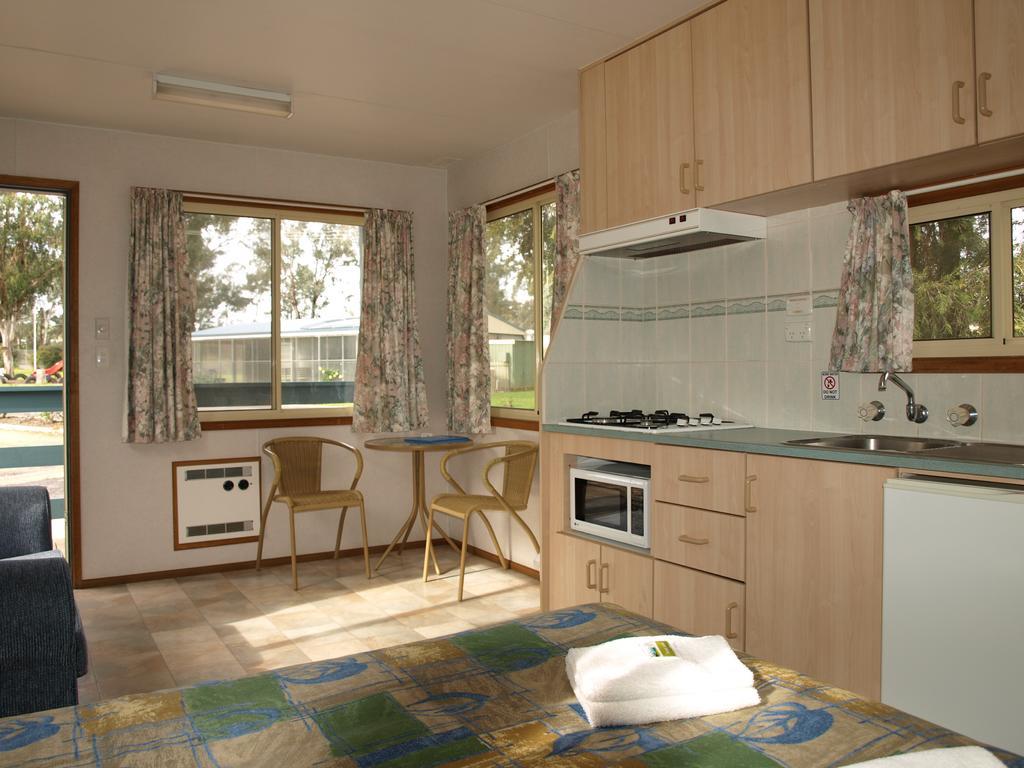 Cowra Holiday Park Szoba fotó