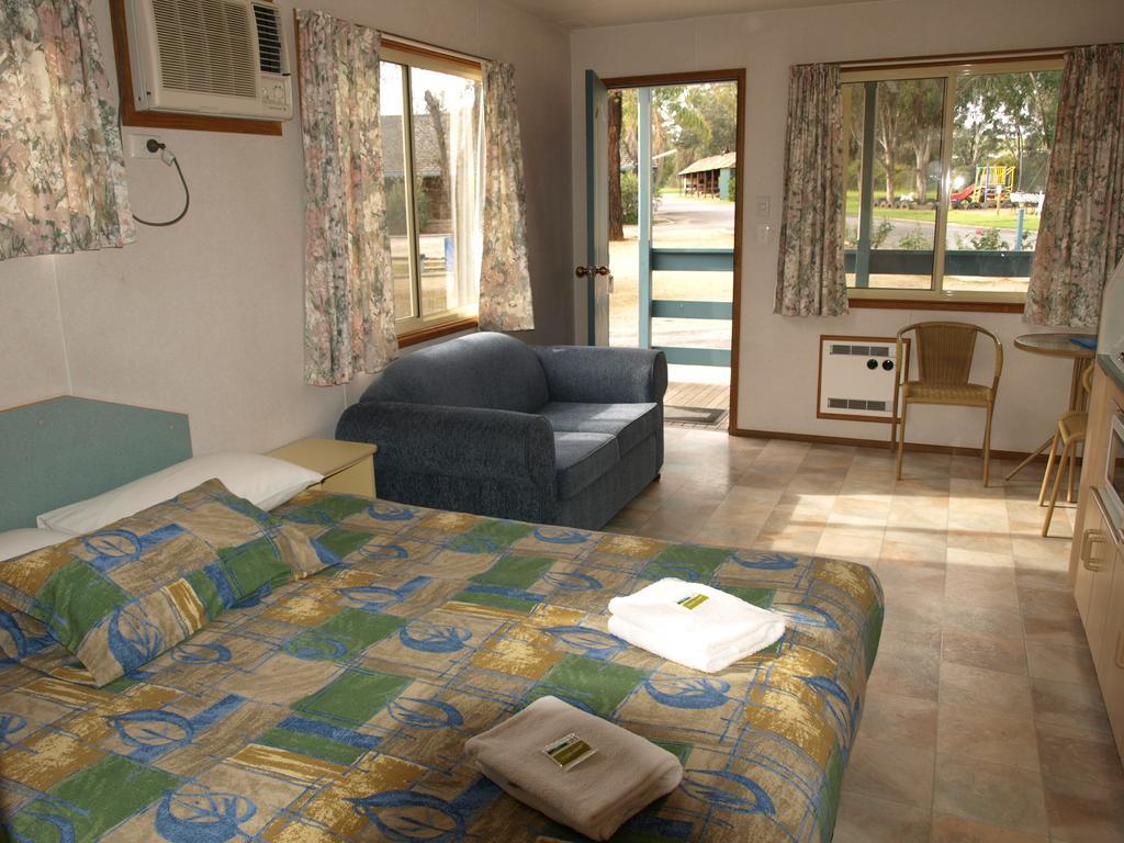 Cowra Holiday Park Szoba fotó